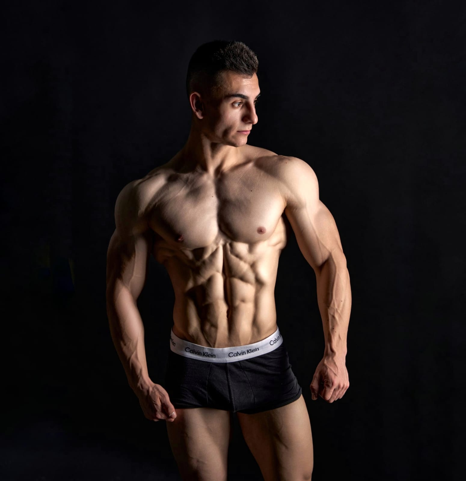 Daniel Cañizares posando en estudio, fondo negro