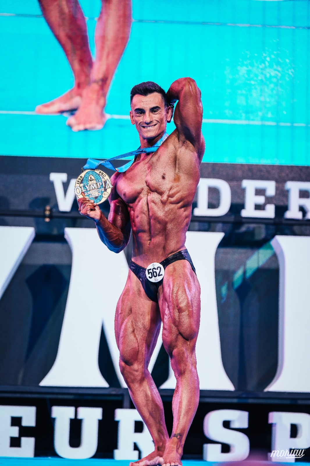 Daniel Cañizares en competición Classic Physique — pose destacada